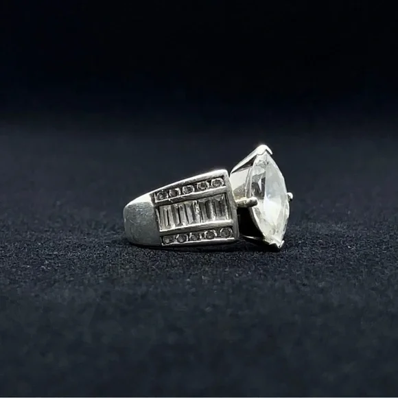 ENGAGEMENT RING WITH STONE - Picture 2 of 4